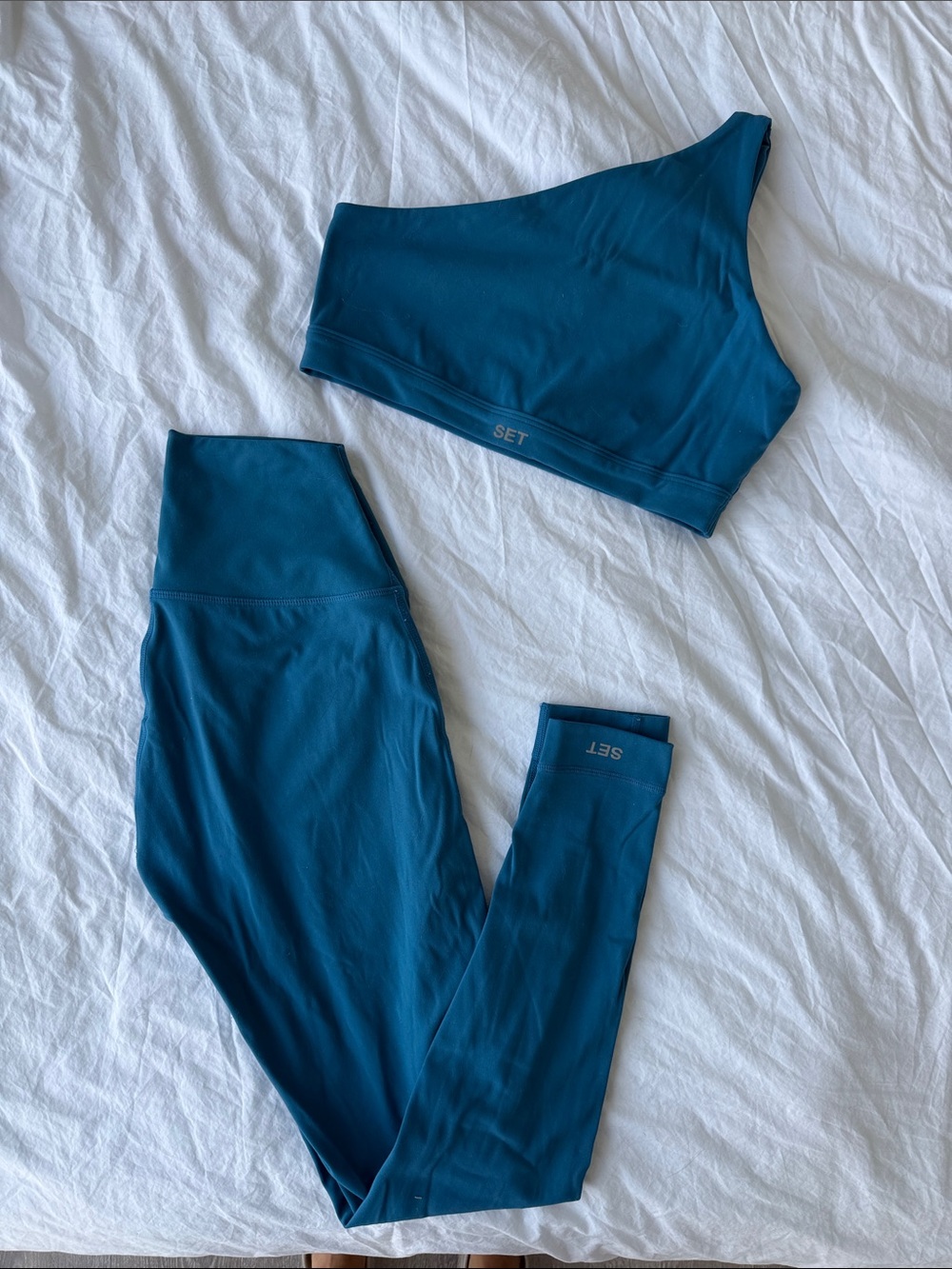 SET Active Sportbody One shoulder sports bra and leggings set